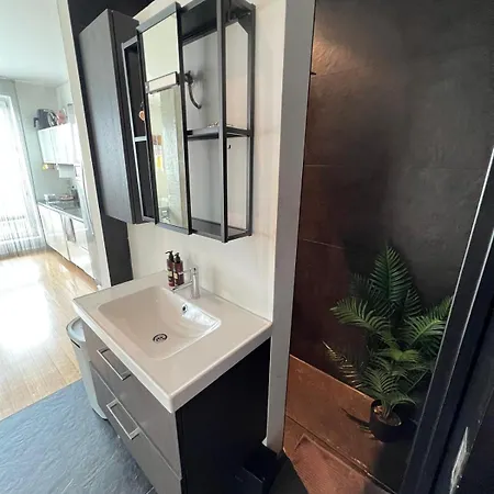 Modern Floor Loft, Private Terrace, Near Center & Free Parking *