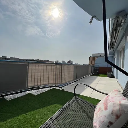 Modern Floor Loft, Private Terrace, Near Center & Free Parking דירה *