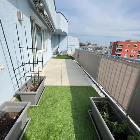 Modern Floor Loft, Private Terrace, Near Center & Free Parking ברטיסלאבה