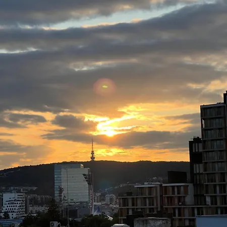 Modern Floor Loft, Private Terrace, Near Center & Free Parking דירה