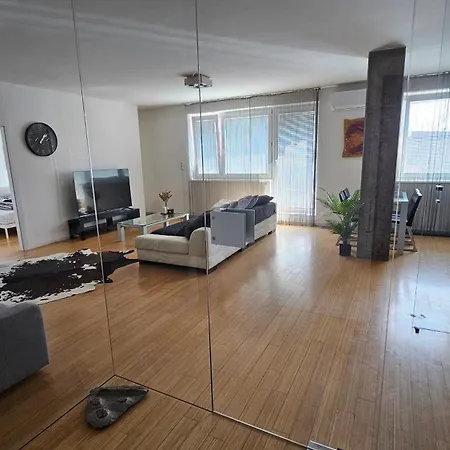Modern Floor Loft, Private Terrace, Near Center & Free Parking * Братислава