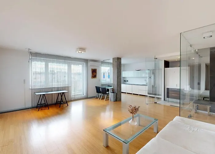 Modern Floor Loft, Private Terrace, Near Center & Free Parking براتسيلافا