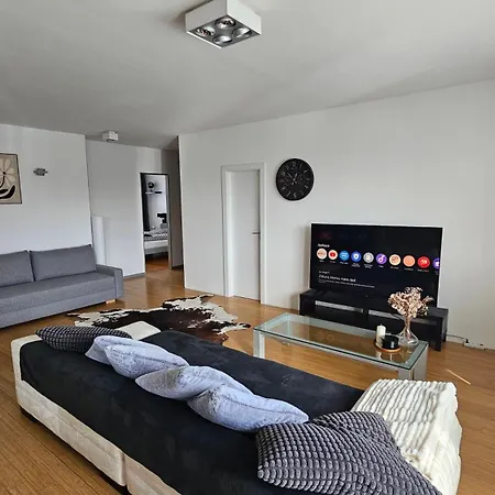 Modern Floor Loft, Private Terrace, Near Center & Free Parking Lejlighed
